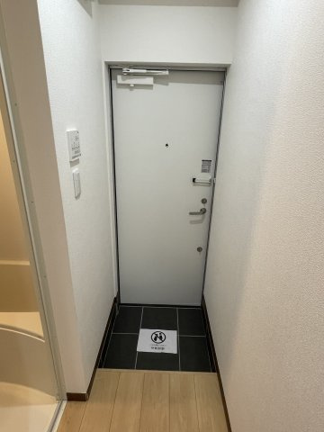 稲城市東長沼のアパートの玄関