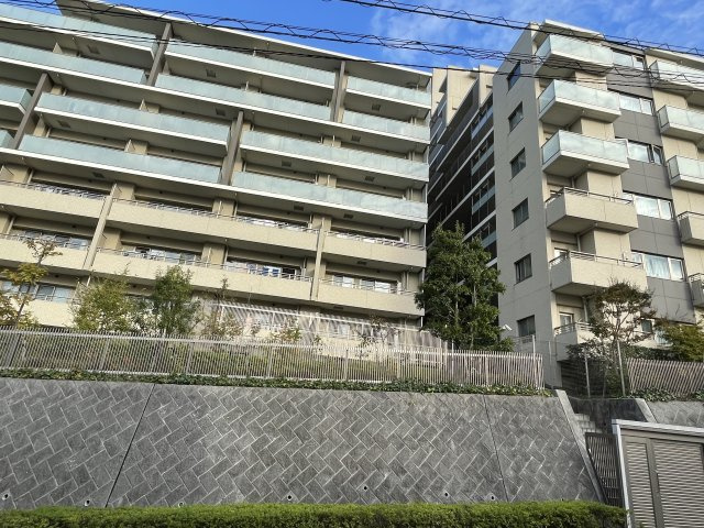稲城市東長沼のアパートの外観