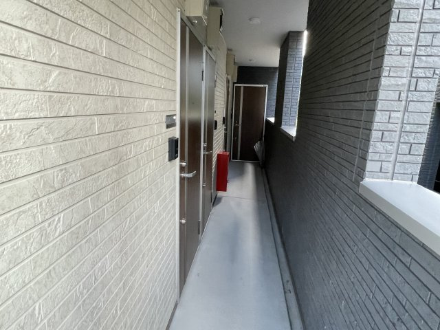 稲城市東長沼のアパートのロビー