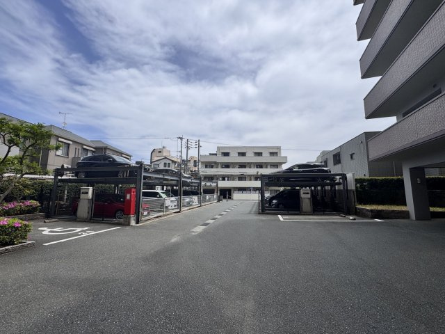 【駐車場】 | アンピール西新☆仲介手数料半額☆ | チェーンゲート付の駐車場です。