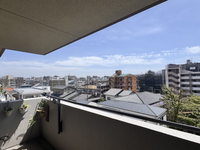 【展望】 | アンピール西新☆仲介手数料半額☆ | 【駅徒歩7分の利便性と、開放的な眺望が両立】高い建物が少なく、心地よい風と陽光が舞い込む開放的なロケーション。利便性豊かな西新エリアにいながら、周囲の視線を気にせずのびのびと過ごせる希少な住環境です。