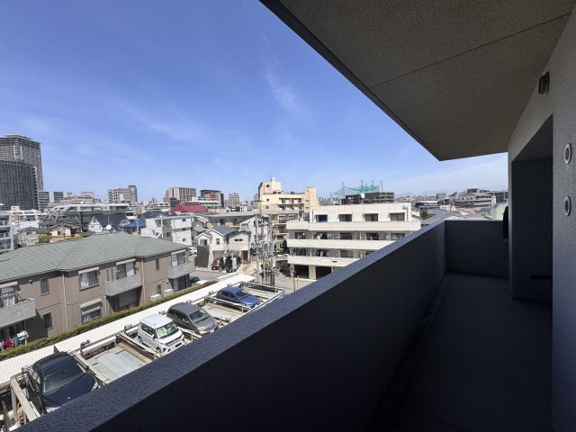 【展望】 | アンピール西新☆仲介手数料半額☆ | 【空が大きく広がる、贅沢なプライベート眺望】駅近の便利な立地を忘れるような、遮るもののない開放的な景色が広がります。お天気の良い日はバルコニーでティータイムを楽しんだり、おうち時間を豊かに彩る空間です
