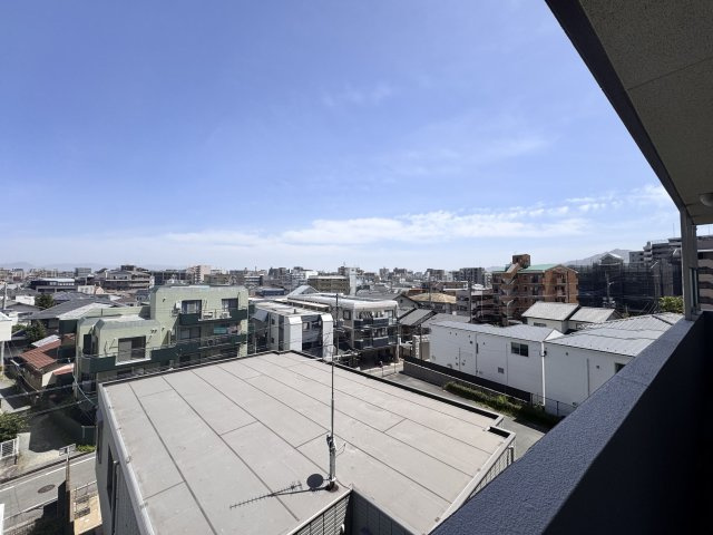 【展望】 | アンピール西新☆仲介手数料半額☆ | 【利便性と開放感が交差する特等席】西新駅徒歩7分の街中にありながら、視界が開けた心地よい眺望を確保。都市の便利さと、澄み渡る空を同時に享受できる贅沢な立地です。