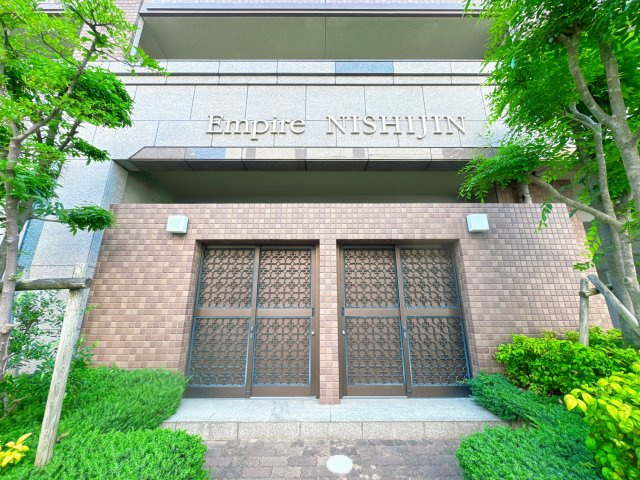 【外観】 | アンピール西新☆仲介手数料半額☆ | 【天神・博多へ直結＆駅ビル直結の利便性】地下鉄空港線「西新」駅から天神へ約7分、博多へ約13分とアクセス抜群。