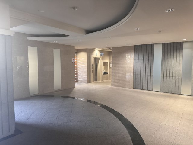 【エントランス】 | アンピール西新☆仲介手数料半額☆ | 共用部は清掃が行き届き、非常にきれいな状態です。オートロック完備で防犯面も安心。住まう人の快適さを第一に考えた、品格のある分譲マンションです。