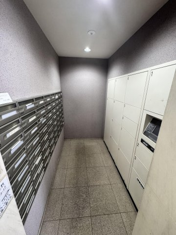 【設備】 | アンピール西新☆仲介手数料半額☆ | 帰宅が遅い日や、手が離せないテレワーク中も、荷物をしっかりキャッチ。再配達のストレスから解放され、スマートな暮らしを実現します。
