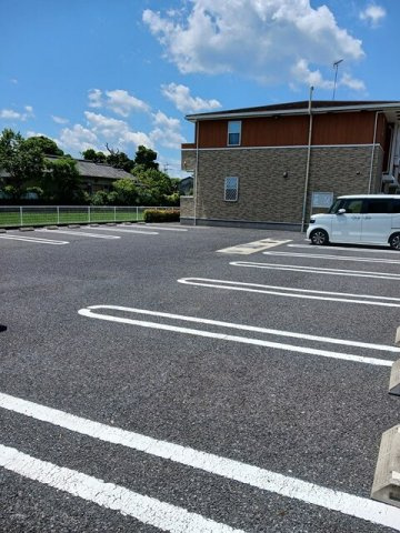 車をお持ちの方に嬉しい駐車場付きの物件です