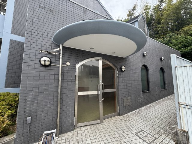 川崎市多摩区栗谷４丁目の賃貸マンションのエントランス