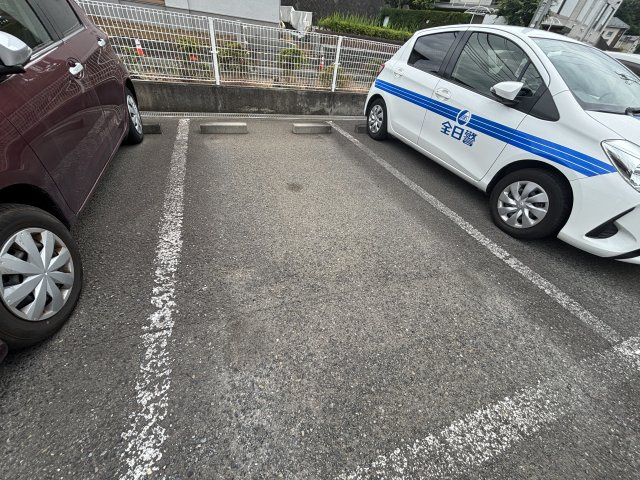 川崎市多摩区栗谷４丁目の賃貸マンションの駐車場