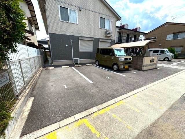 メゾンキンメイ の駐車場