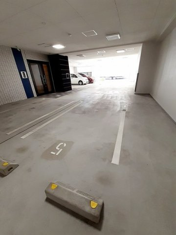 プランドール　コート神戸の駐車場