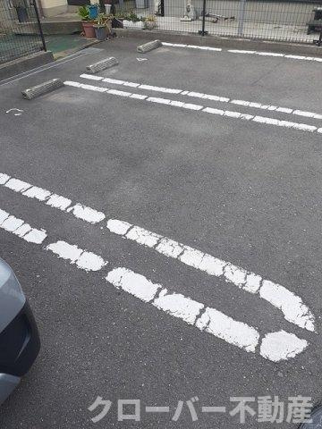 ルミエールの駐車場