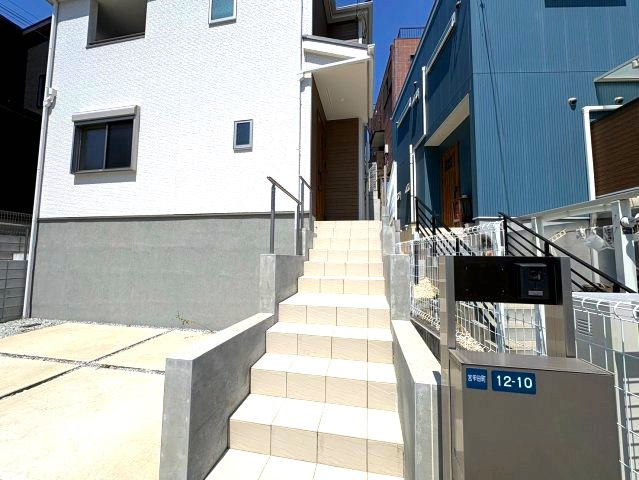 富田林市宮甲田町の一戸建てのエントランス