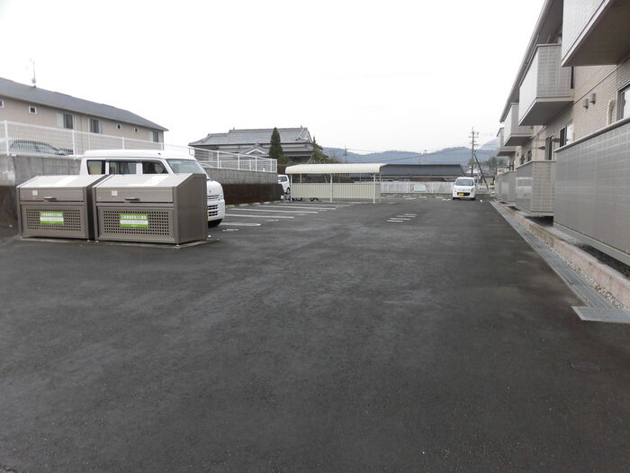 ルーチェ上町の駐車場