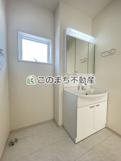 【洗面所】 | LiveleGarden.S下野市上大領　4号棟 | 同社施工物件の写真です。※建具やフローリング、その他仕様が違う場合がございます。シャンプードレッサーで朝の身支度♪伸びるホースでお掃除も簡単清潔です！