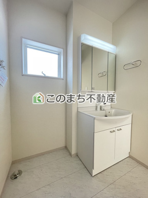 【洗面所】 | LiveleGarden.S下野市上大領　4号棟 | 同社施工物件の写真です。※建具やフローリング、その他仕様が違う場合がございます。シャンプードレッサーで朝の身支度♪伸びるホースでお掃除も簡単清潔です！