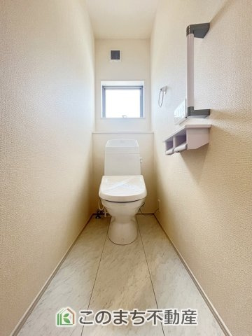 LiveleGarden.S下野市上大領のトイレ|小窓から換気ができて清潔なトイレスペース☆