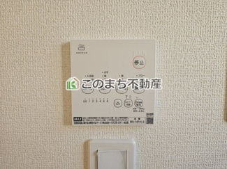 【設備】 | LiveleGarden.S下野市上大領　4号棟 | 雨の日や湿気の多い梅雨時期など、洗濯物が乾き難い時期に重宝する浴室換気乾燥機。乾燥機能だけではなく、冬場の浴室内の寒暖差を緩和する暖房機能も標準装備。ヒートショック対策に一役買います。
