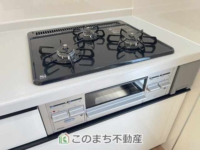 LiveleGarden.S下野市上大領のキッチン|三ツ口コンロ採用で、同時調理もスムーズ◎！お料理を並べられるカウンター付きで、配膳・片付けをサポート！リビングで過ごすご家族とコミュニケーションを楽しみながら作業可能です♪