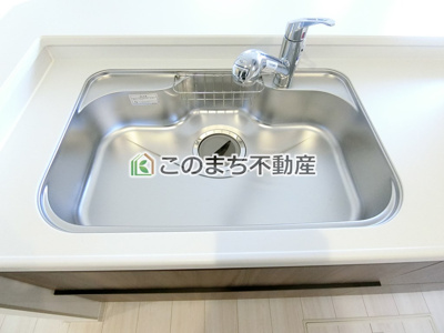 【キッチン】 | LiveleGarden.S下野市上大領　4号棟 | 同社施工物件の写真です。※建具やフローリング、その他仕様が違う場合がございます。