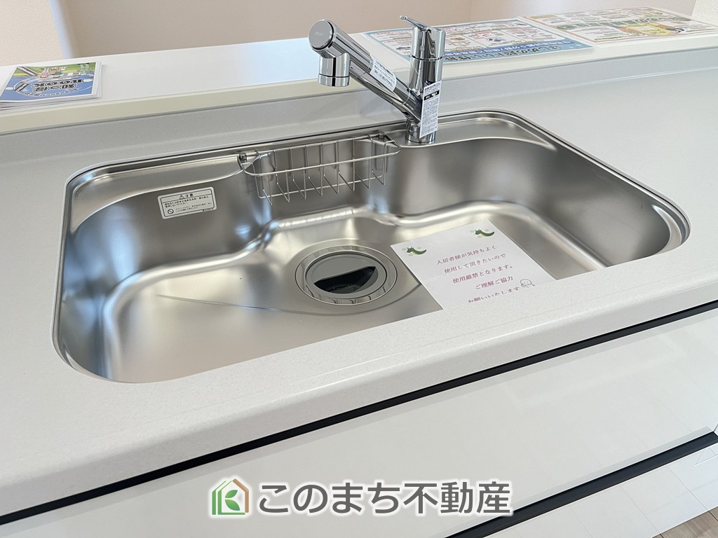 LiveleGarden.S下野市上大領のキッチン|三ツ口コンロ採用で、同時調理もスムーズ◎！お料理を並べられるカウンター付きで、配膳・片付けをサポート！リビングで過ごすご家族とコミュニケーションを楽しみながら作業可能です♪
