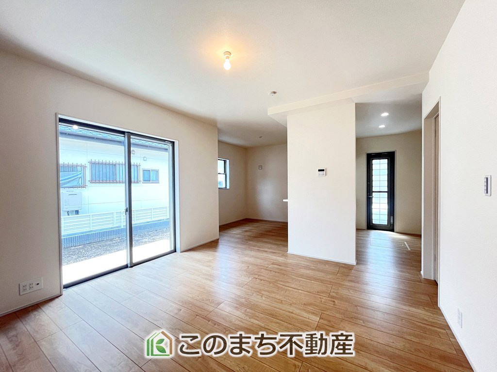 LiveleGarden.S下野市上大領の居間・リビング|開放感のある広々としたリビング☆家族みんなでゆったりくつろげます♪
南側から暖かな日差しが差し込みます♪キッチンからリビングの様子がよく見渡せます☆