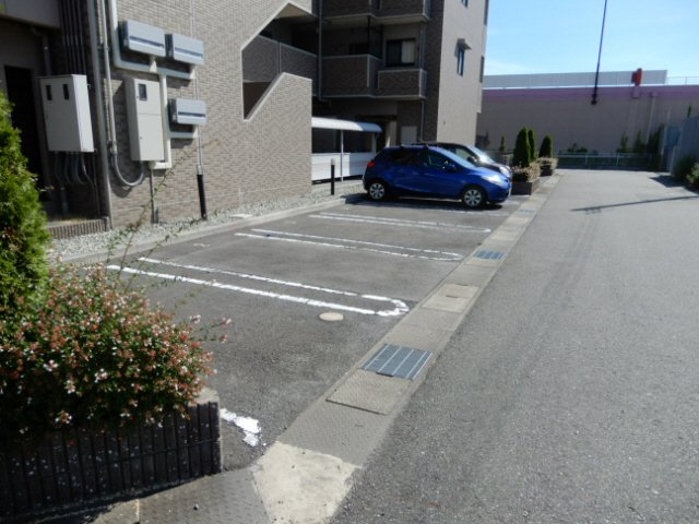 ポラリス弐番館の駐車場