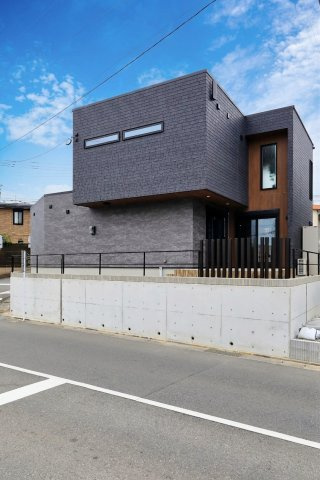 藤原三丁目の完成予想図|【建物プラン例】建物価格2380万円、建物面積105.99㎡
「ランドマークとなる外観」をテーマに創り上げた、洗練された一邸。