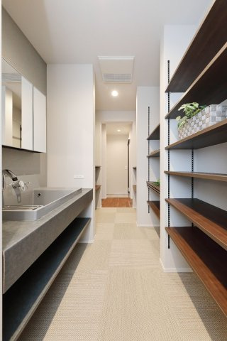 藤原三丁目の完成予想図|【建物プラン例】建物価格2380万円、建物面積105.99㎡
大容量収納と回遊動線で使いやすさを高めた、動線まで考え抜いた注文発想の洗面空間