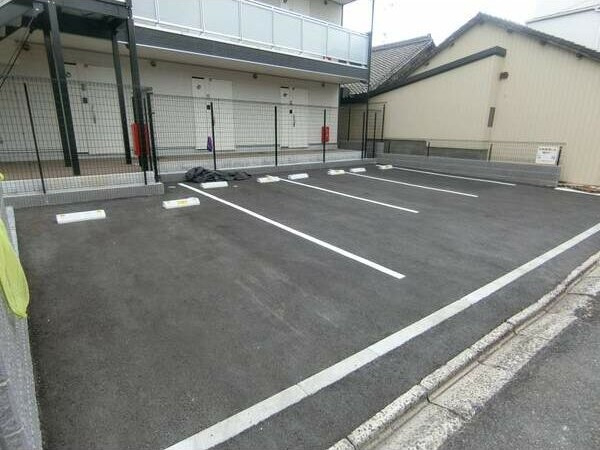 リブリ・サンライズ栄生の駐車場