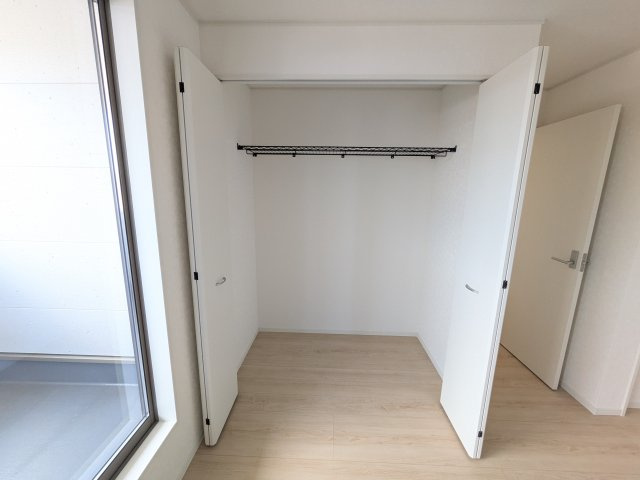 高萩市高萩　第3　新築戸建て　1号棟の収納|大容量のクローゼットを完備。衣類から季節家電までスッキリ片付き、空間を有効活用できます。