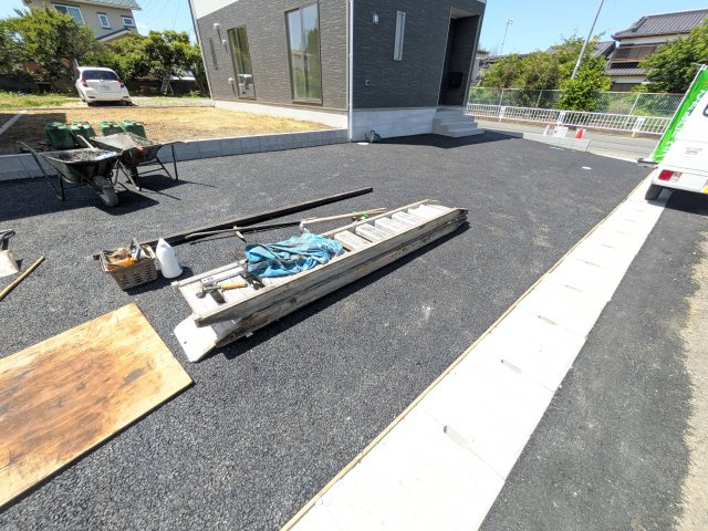 高萩市高萩　第3　新築戸建て　1号棟の駐車場|駐車4台可能で、出し入れしやすいゆとりのカースペース。
月々の駐車場代が不要な点も大きな魅力です。