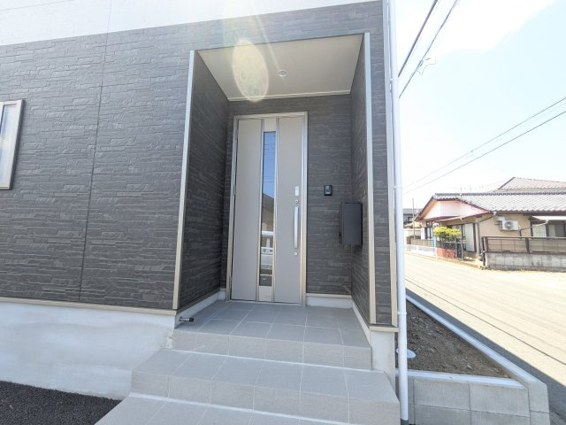 高萩市高萩　第3　新築戸建て　1号棟の玄関|玄関ドアはカードキーで開閉も楽々♪
スマホでの開錠と施錠も可能です！
玄関上部には人感センサー付きのダウンライトがあるので、夜間の帰宅時に自動で点灯してくれます♪
防犯対策面にも一役買ってくれます！