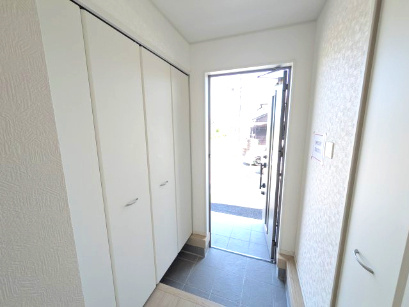 高萩市高萩　第3　新築戸建て　1号棟の玄関|家族全員の靴がスッキリ片付く大容量シューズボックス完備。お客様を気持ちよく迎えられる、明るく清潔感あふれる玄関です。