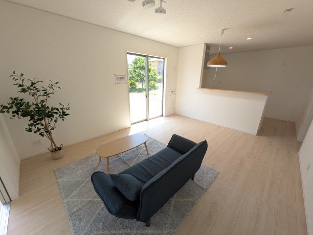 高萩市高萩　第3　新築戸建て　1号棟の居間・リビング|家族の会話が自然と弾む、広々としたゆとりのLDK。南西向きの窓からたっぷりの光が射し込む明るく快適な空間です。