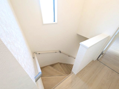 高萩市高萩　第3　新築戸建て　1号棟の内装|窓付きで明るい階段は、手すり付きでお子様からご年配の方まで安心して上り下りができます♪