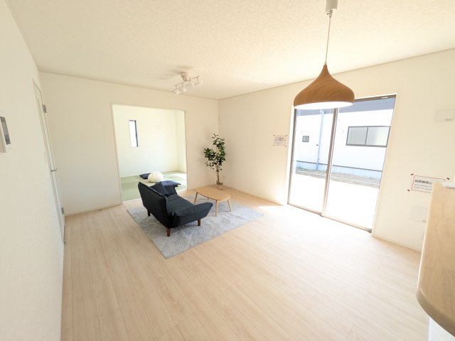 高萩市高萩　第3　新築戸建て　1号棟の居間・リビング|居心地の良いデザインと機能性を両立。ご友人を招いたり、趣味を楽しんだり、様々なシーンで活躍する団らんの中心地です。