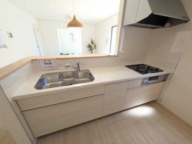 高萩市高萩　第3　新築戸建て　1号棟のキッチン|対面式カウンターでリビングとの一体感を演出。使いやすい動線と豊富な収納で、毎日の料理時間も快適に過ごせます。