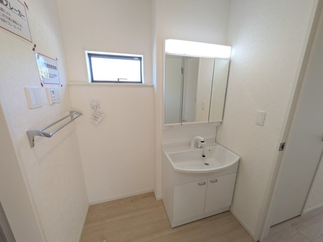 高萩市高萩　第3　新築戸建て　1号棟の独立洗面台|三面鏡の洗面化粧台はミラー扉の内側がすべて収納スペースになっており、収納力も魅力的です♪
ボックスティッシュも収納可能で、可変トレイは収納物に応じて高さ調整ができます！
取り外して洗えるので清潔です♪