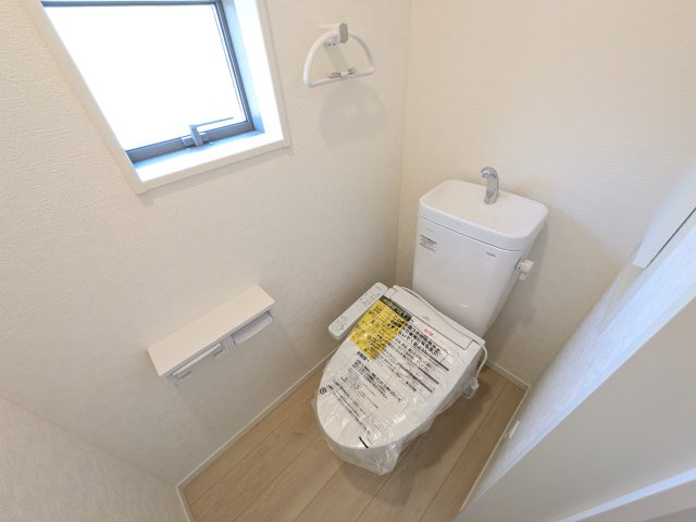 高萩市高萩　第3　新築戸建て　1号棟のトイレ|少ない水でもパワフルに洗浄する節水設計。清潔さと機能性を両立させた、毎日気持ち良く使えるトイレ空間です。