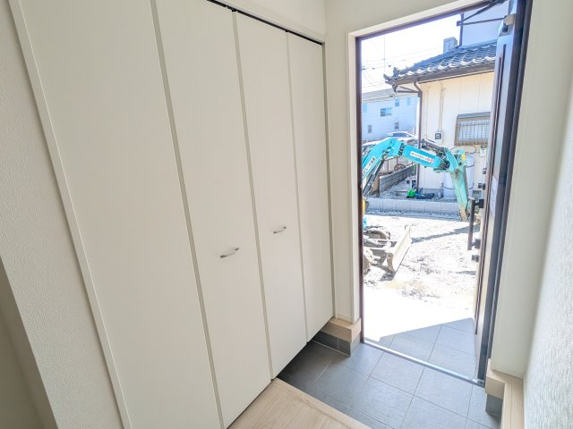 高萩市高萩　第3　新築戸建て　2号棟の玄関|家族全員の靴がスッキリ片付く大容量シューズボックス完備。お客様を気持ちよく迎えられる、明るく清潔感あふれる玄関です。