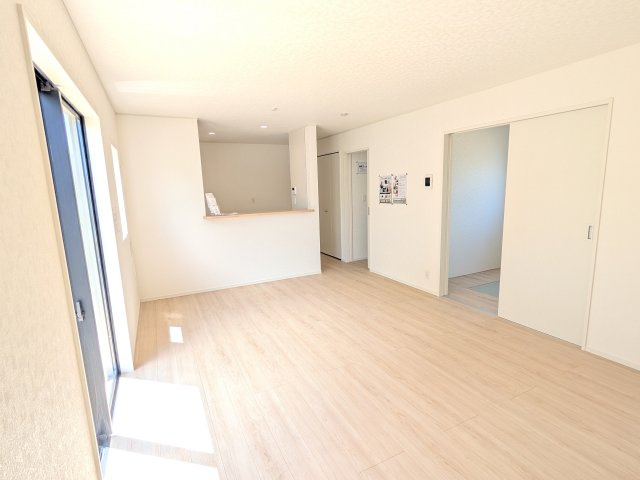 高萩市高萩　第3　新築戸建て　2号棟の居間・リビング|家族の会話が自然と弾む、広々としたゆとりのLDK。南西向きの窓からたっぷりの光が射し込む明るく快適な空間です。