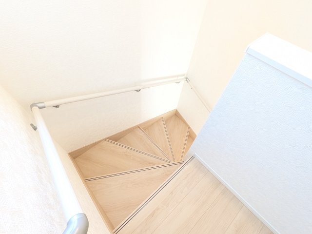 高萩市高萩　第3　新築戸建て　2号棟の内装|窓付きで明るい階段は、手すり付きでお子様からご年配の方まで安心して上り下りができます♪