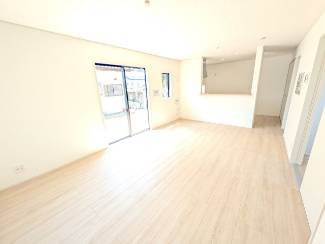 高萩市高萩　第3　新築戸建て　2号棟の居間・リビング|居心地の良いデザインと機能性を両立。ご友人を招いたり、趣味を楽しんだり、様々なシーンで活躍する団らんの中心地です。