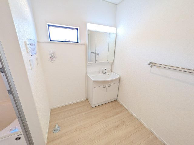 高萩市高萩　第3　新築戸建て　2号棟の独立洗面台|三面鏡の洗面化粧台はミラー扉の内側がすべて収納スペースになっており、収納力も魅力的です♪
ボックスティッシュも収納可能で、可変トレイは収納物に応じて高さ調整ができます！
取り外して洗えるので清潔です♪