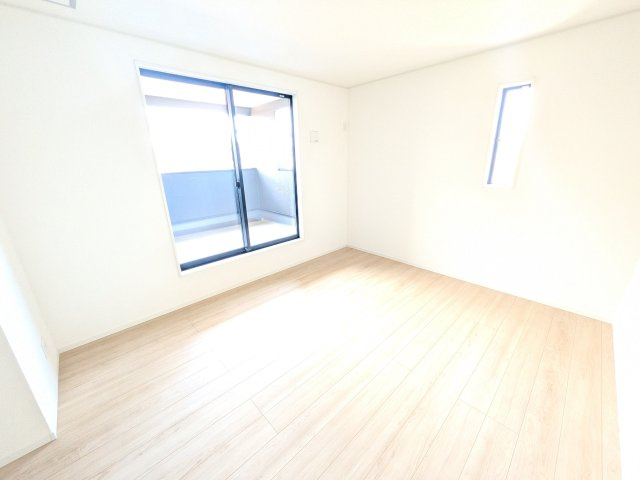 高萩市高萩　第3　新築戸建て　2号棟の洋室|バルコニーに面した明るい２面採光で、毎朝爽やかな光を感じられます。