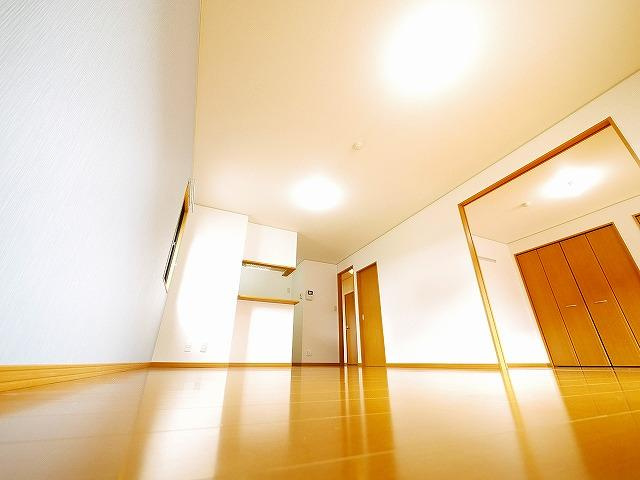 リビングタウン南生駒　Ａ棟の内装|おしゃれな居間です