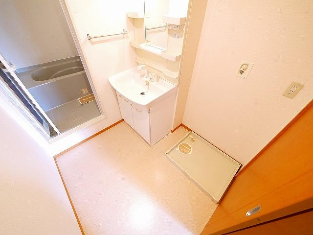 リビングタウン南生駒　Ａ棟の洗面所|コンパクトで使いやすい洗面所