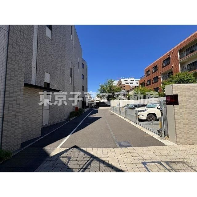 プラウド文京千駄木ヒルトップの駐車場