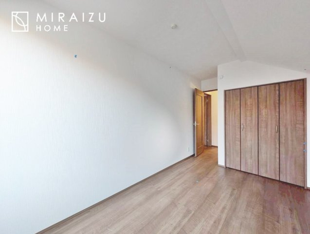 【洋室】 | 暮らしやすさを考えたプランで快適な現地ロケーションを実現。安らぎに満たされる、ゆとりのある日々を過ごせます♪